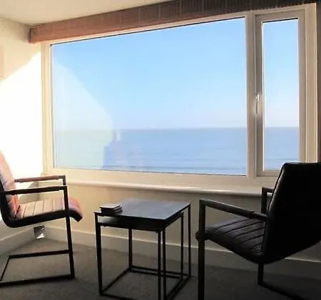 Apartment Sea View - Beautiful With Stunning Views Right Across The Sea