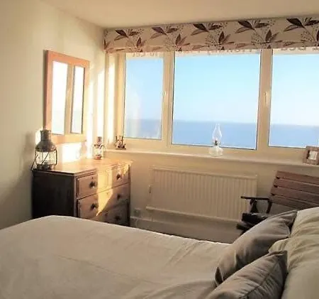 Sea View - Beautiful With Stunning Views Right Across The Sea Apartment *
